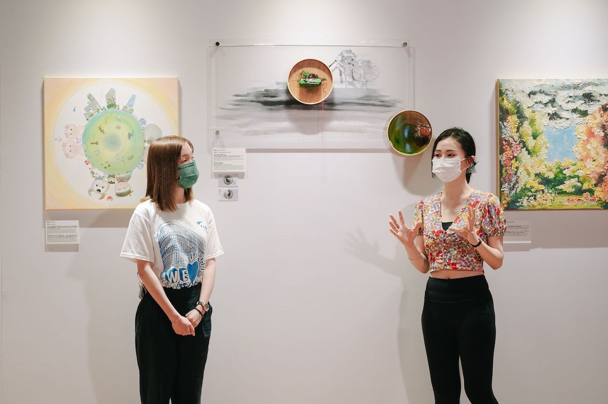 Soyi（右）舉辦藝術展，分享自己水墨畫創作心得。（受訪者提供）