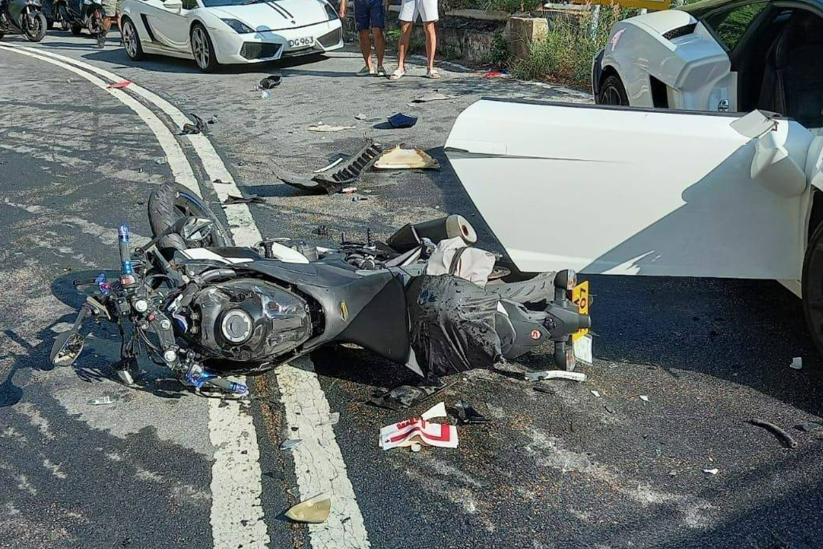 掛有「學」牌的電單車於石澳道意外後嚴重損毀，「學」牌和汽車零件散落一地。(Facebook群組「交通意外求片區」圖片 )