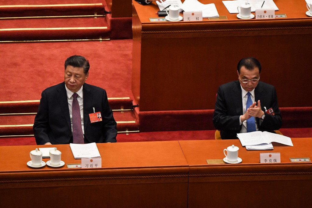 中國31省市「疫情再起」，中共國務院總理李克強被指欲救中國經濟有心無力。圖為2022年3月，中共總書記習近平和李克強在人大會議上。（Leo RAMIREZ / AFP）