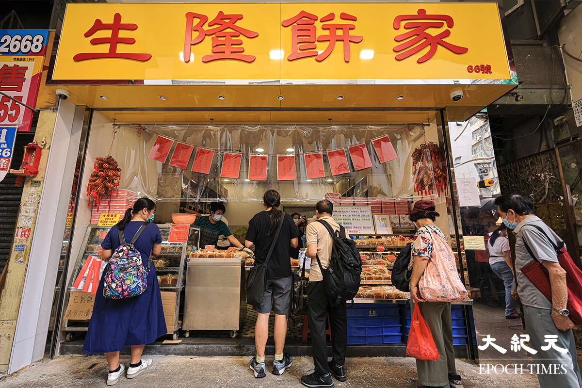隱藏在深水埗北河街菜市場和排檔中的生隆餅家。（陳仲明／大紀元）