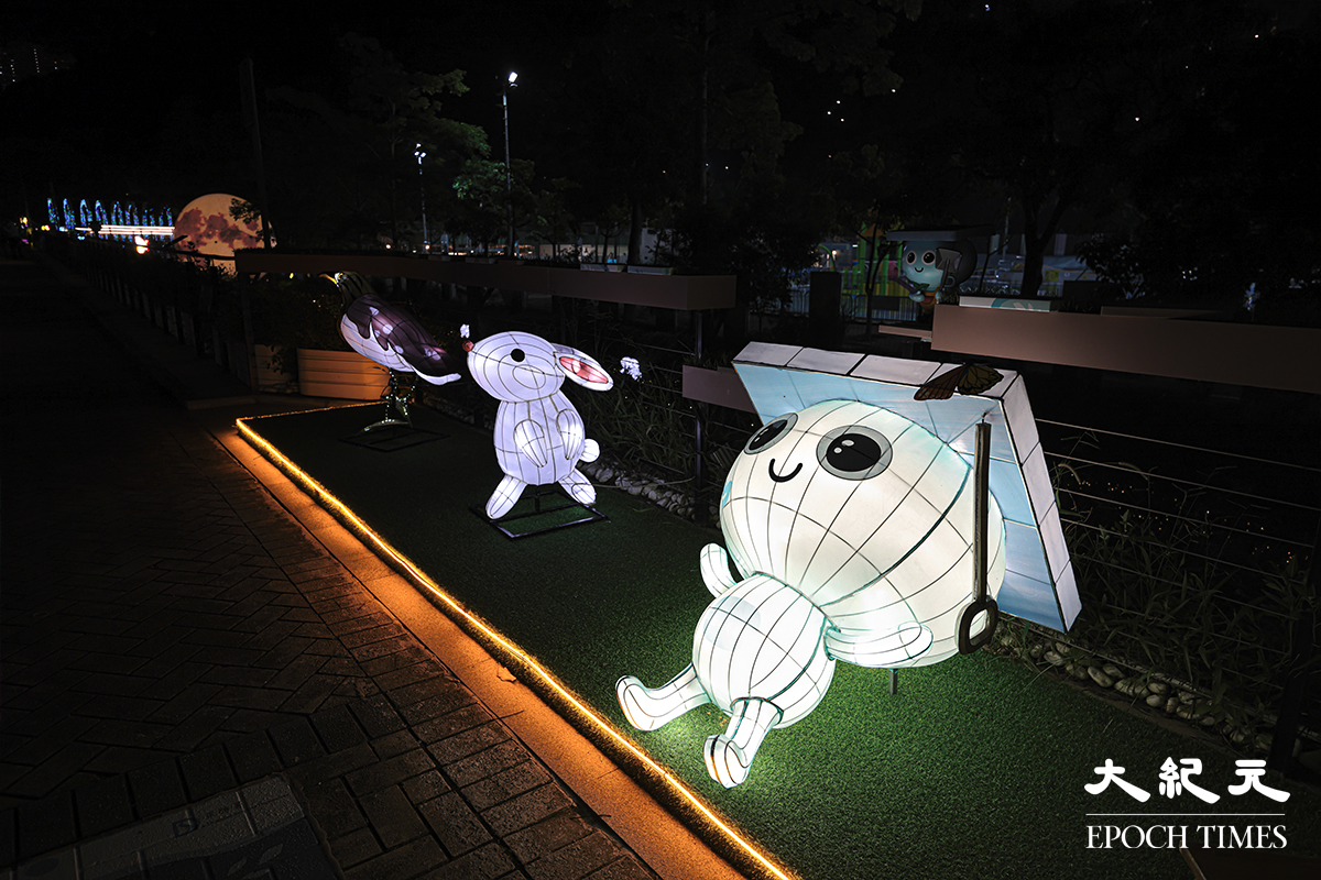 河道兩旁裝飾了渠務署吉祥物、月兔等花燈。（陳仲明／大紀元）