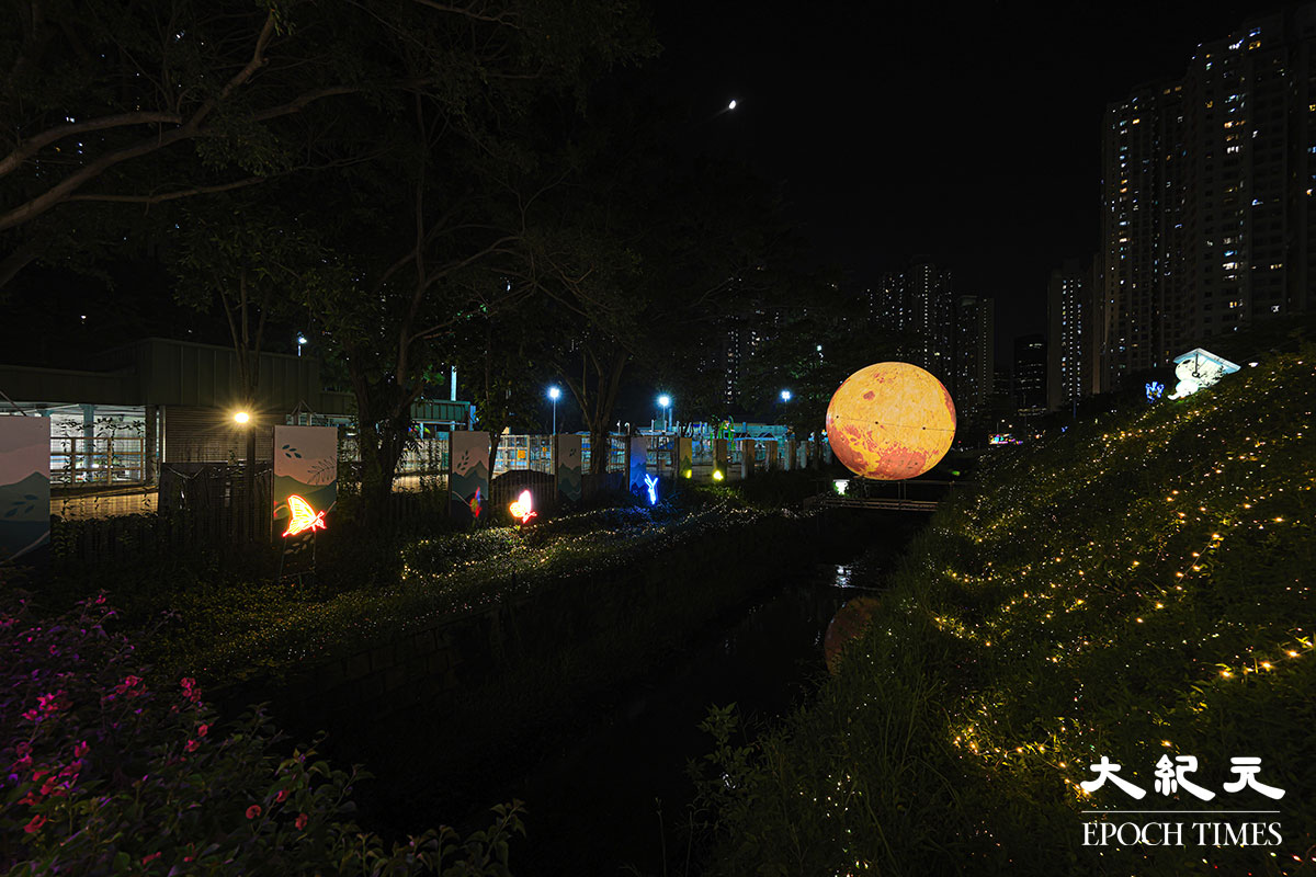 牛頭角佐敦谷水道9月5日晚點亮巨型月球燈。（陳仲明／大紀元）