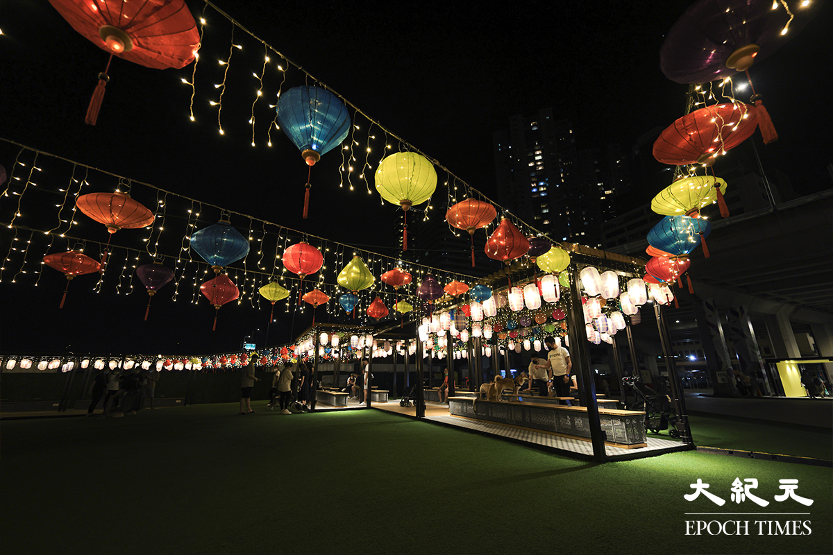 炮台山東岸公園主題區的一串串燈籠為秋夜增添色彩。（陳仲明／大紀元）