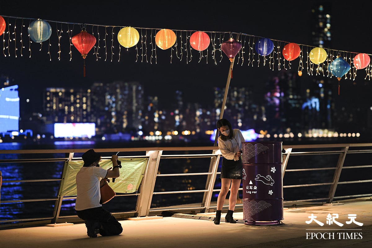 海濱長廊沿岸掛上花燈，搭配背景的維港燈火，更增添浪漫氣息。（陳仲明／大紀元）