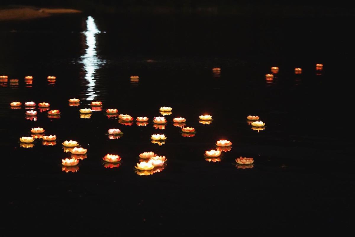 訪客可以在大埔白鷺湖邊許願，放上蓮花燈祈福。（Lake House官網）