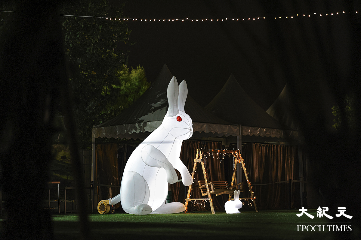 大埔白鷺湖邊草地的大白兔和小白兔花燈。（陳仲明／大紀元）