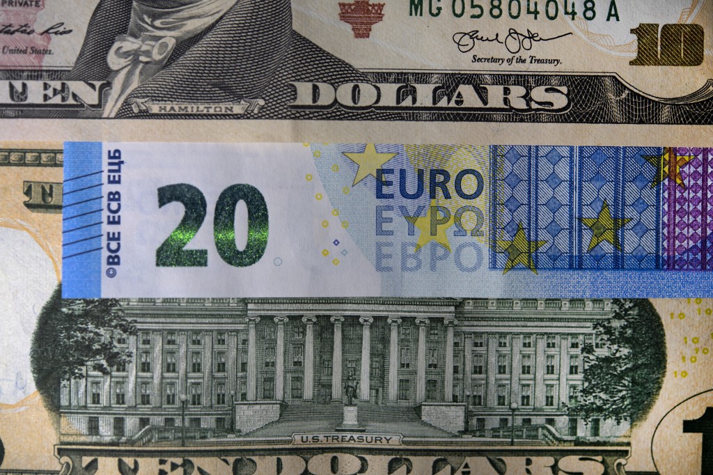 周一（9月5日）美元指數飆升至三年新高。美元兌歐元達20年來高位。（FRED TANNEAU / AFP）