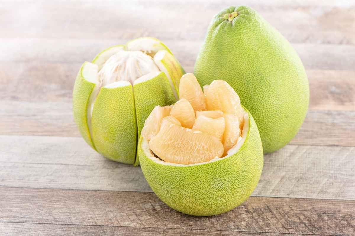 中醫師建議，中秋養生應吃柚子等時令食物。（Shutterstock）