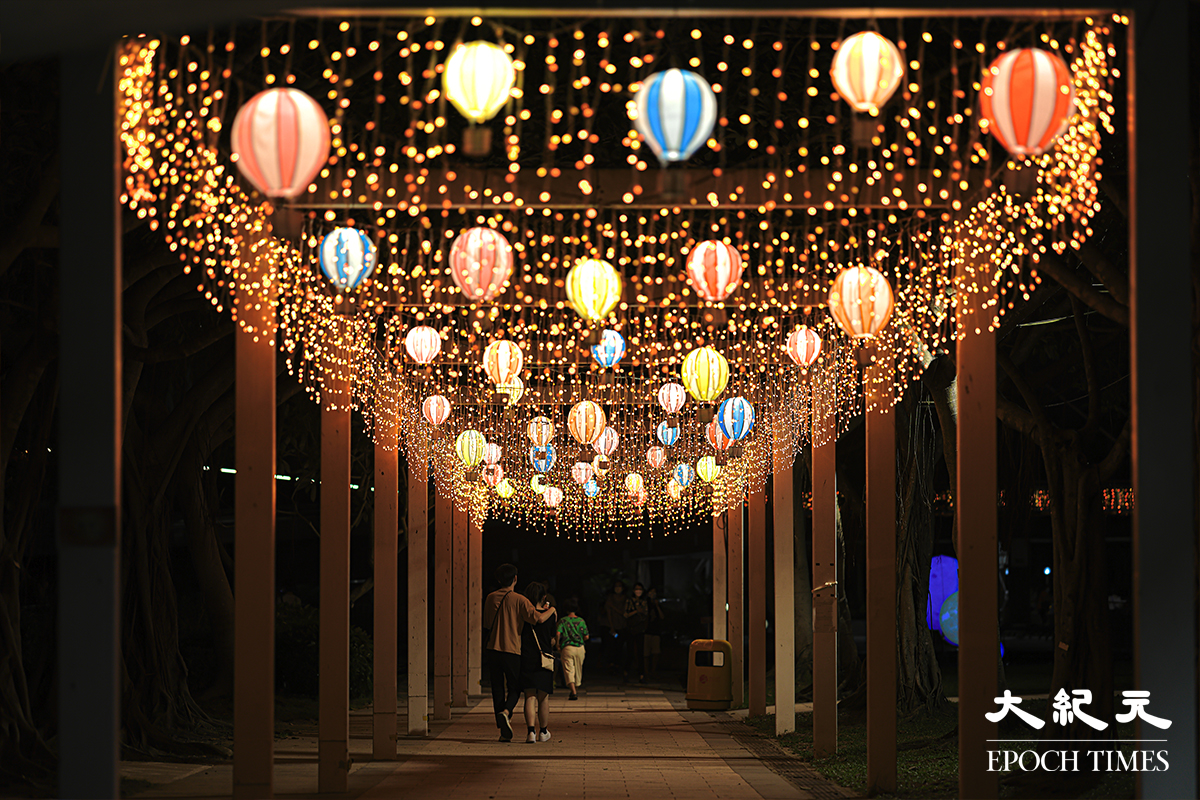 大埔海濱公園內的熱氣球造型綵燈。（陳仲明／大紀元）