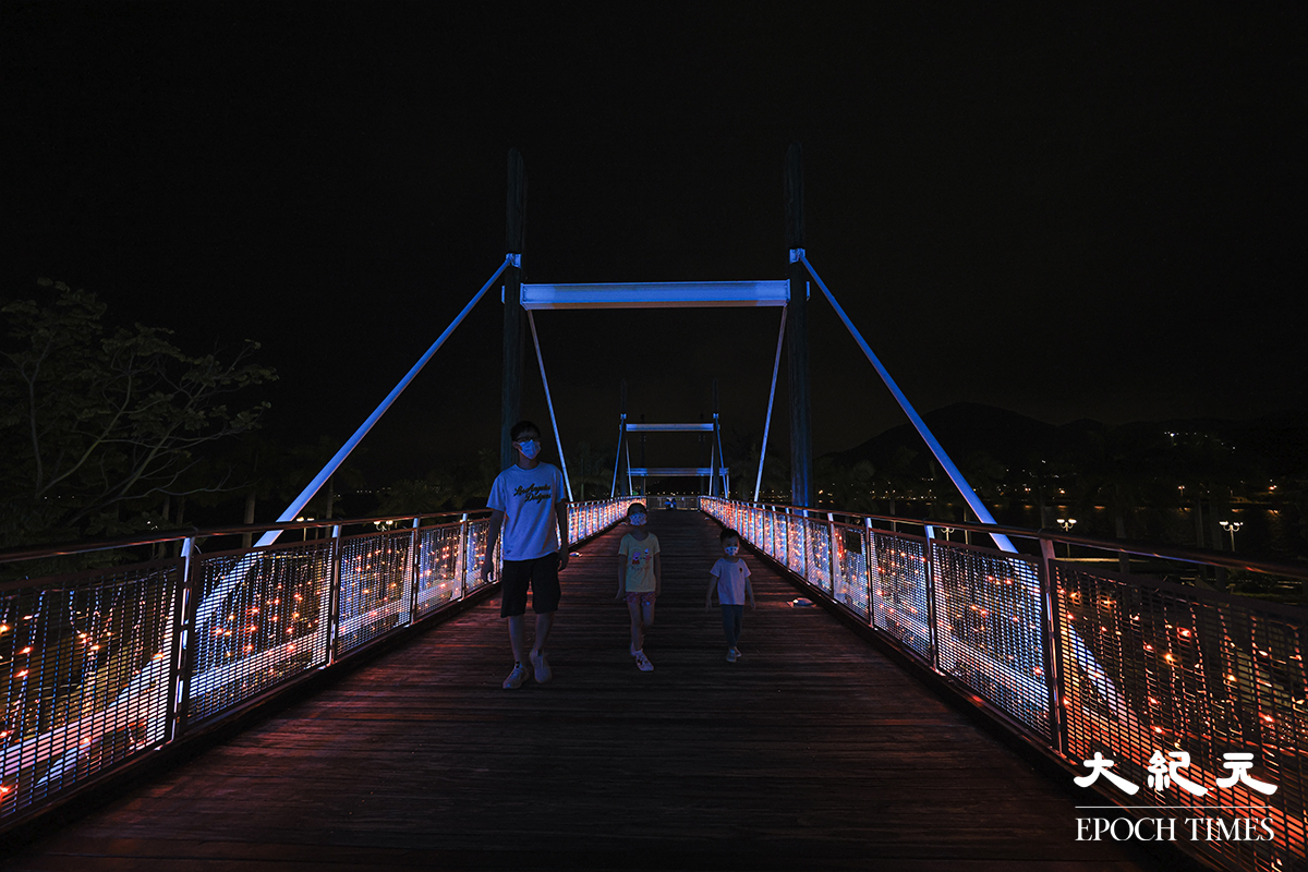 大埔海濱公園內的大橋燈飾。（陳仲明／大紀元）