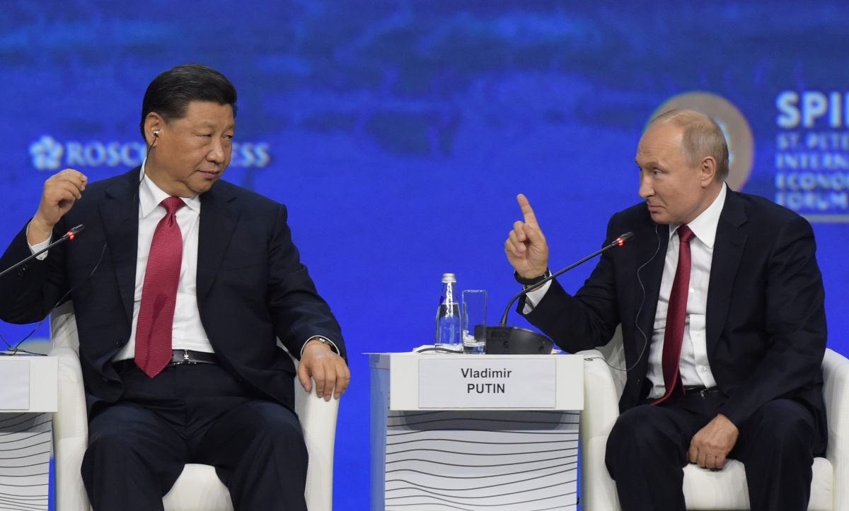 9月7日，俄羅斯駐華大使表示，普京和習近平將在上海合作組織峰會期間會 面。圖為2019年6月7日，習近平和普京出席聖彼得堡國際經濟論壇。（AFP）