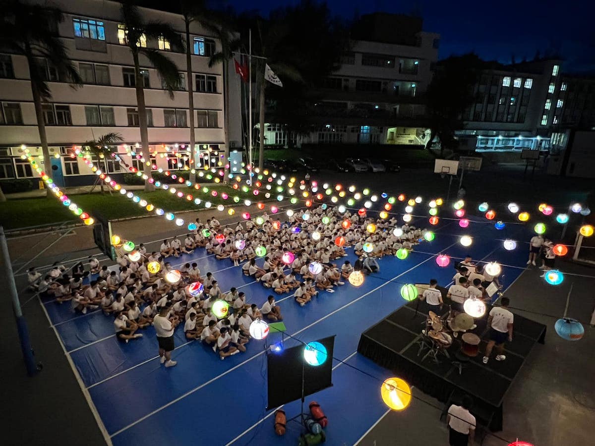 在赤柱的香港航海學校操場掛起的大澳手繪花燈。（大澳非茂里Facebook）