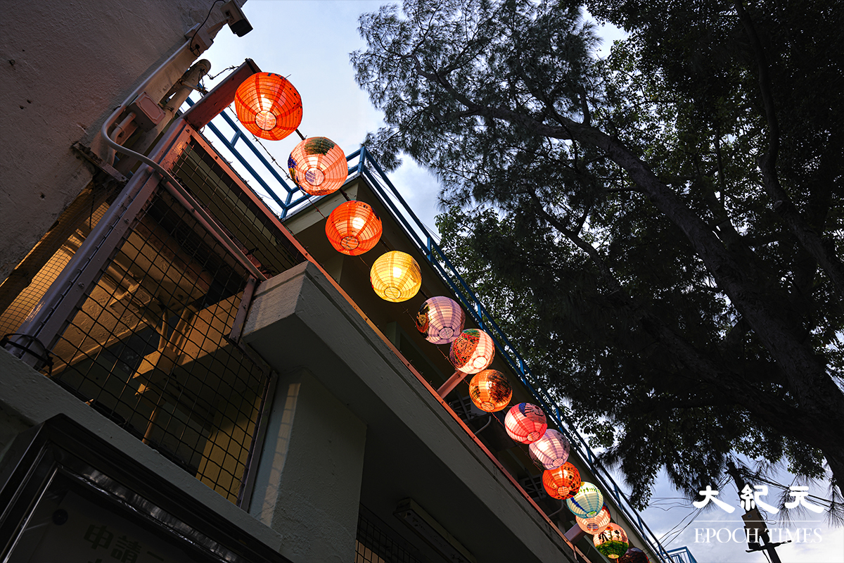 中華基督教會大澳小學掛起的花燈。（陳仲明／大紀元）