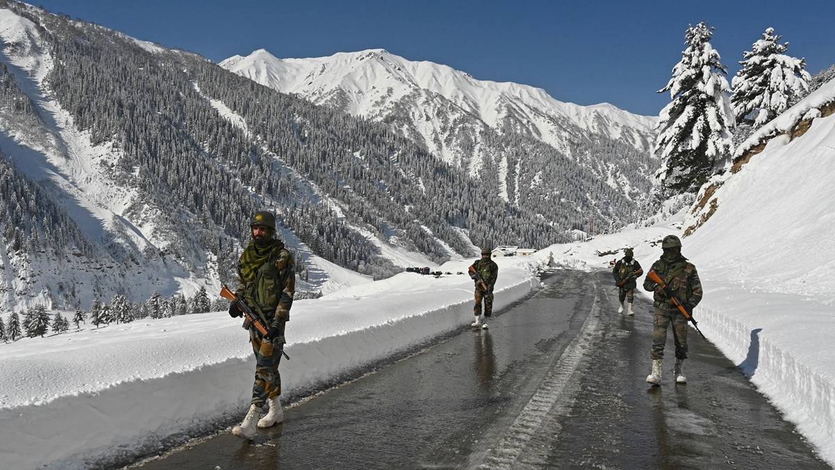 2021年2月28日，印度士兵在印度與中國接壤的拉達克Zojila山口附近的一條道路上行走。（Tauseef Mustafa/AFP via Getty Images）