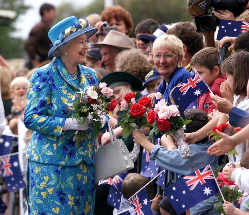 英女王生前曾16次訪問澳洲，其間曾遭暗殺。圖為英女王2000年訪澳片段。（GREG WOOD / AFP）