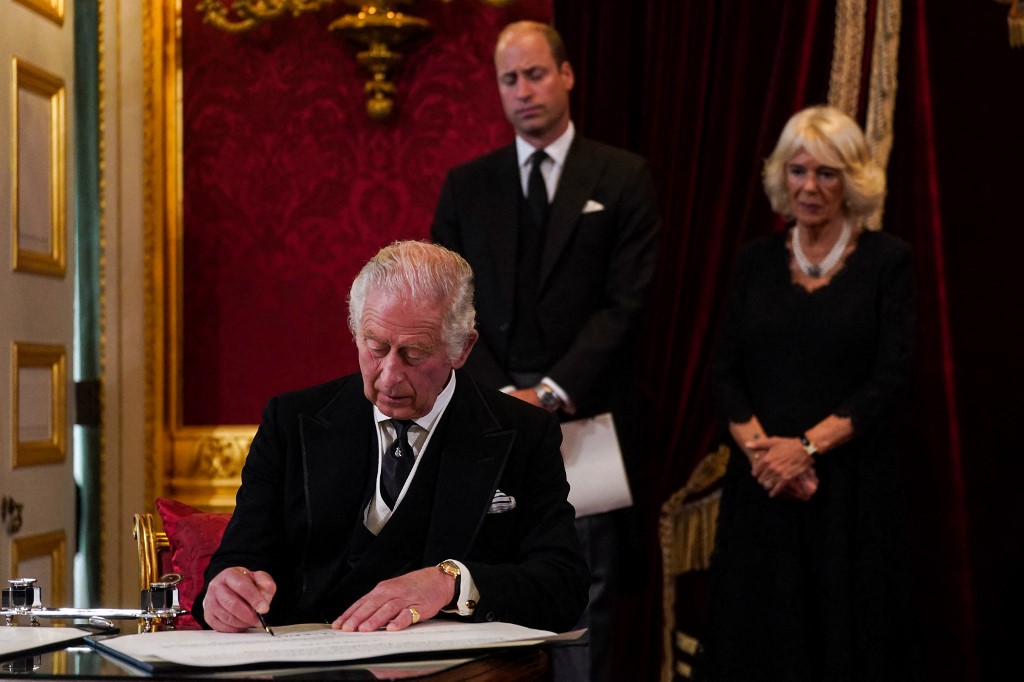 英國登基會議於當地時間周六（10日）上午10時，在聖詹姆士宮（St Jame's Palace）召開，正式宣告查理斯三世繼位，成為英國新國王。（Victoria Jones / POOL / AFP）