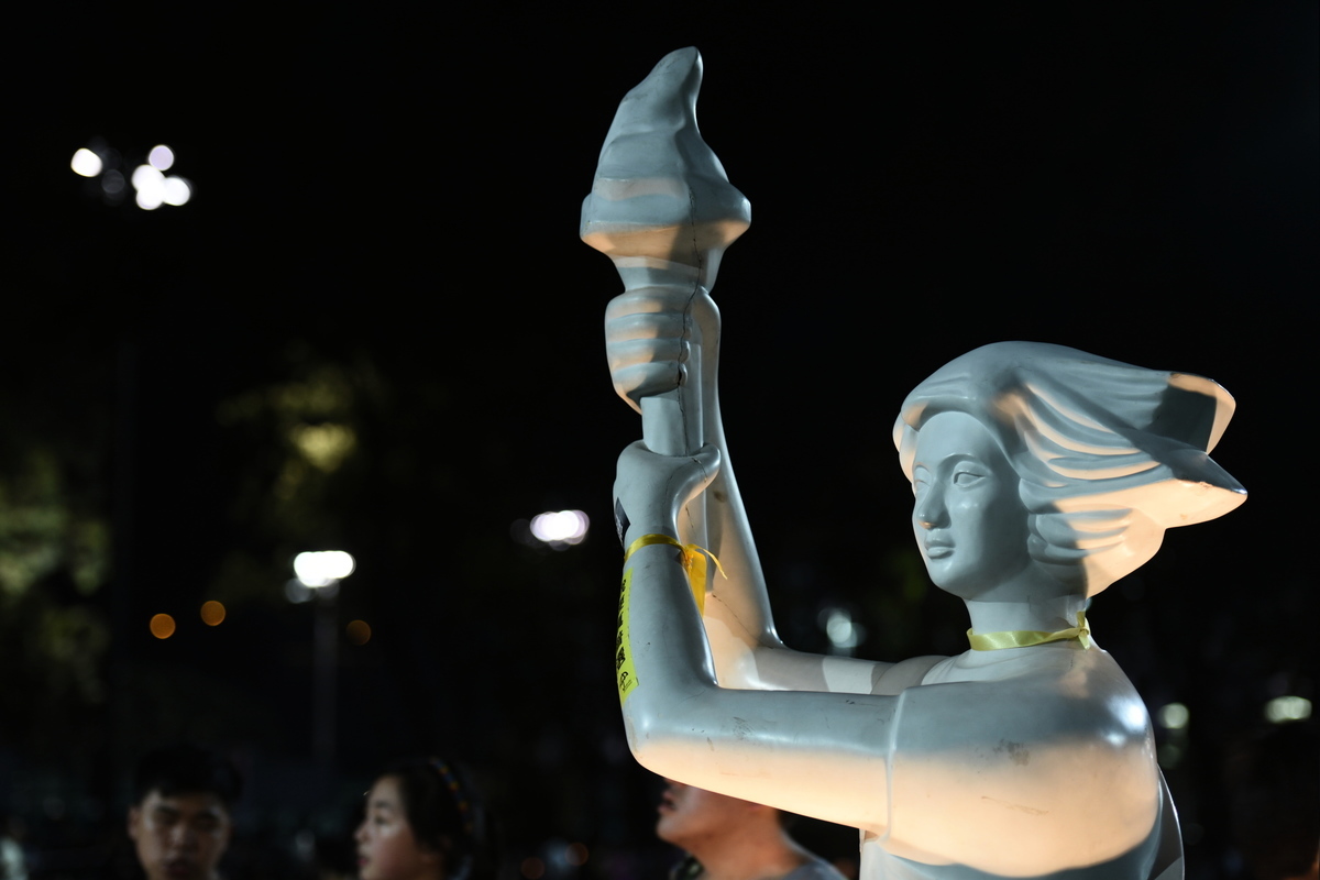 圖為支聯會舉辦的紀念六四26周年燭光晚會，會場中心樹立起民主女神像。（大紀元資料圖片）