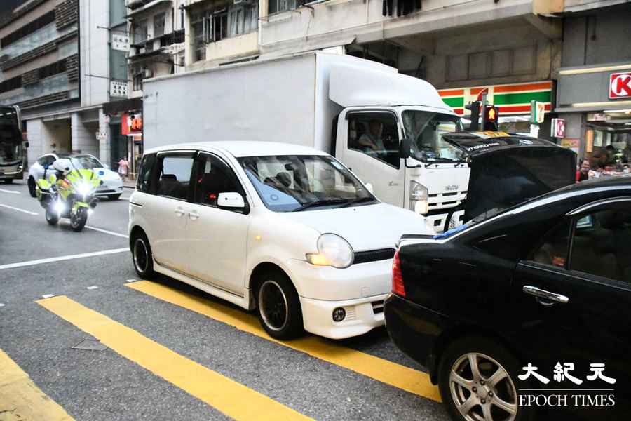 疑因避行人 私家車收掣不及釀車禍9人傷