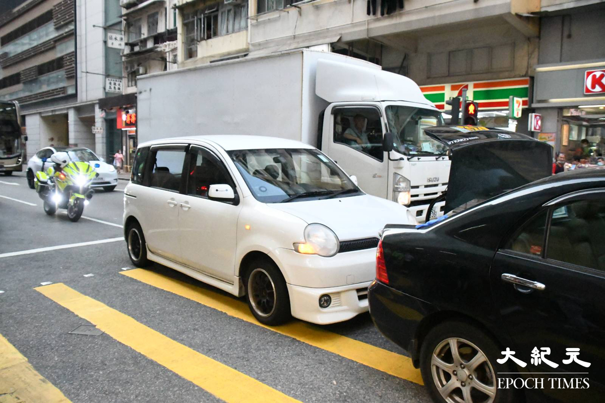 前車因為閃避正直過路行人而收慢，尾隨白色私家車收掣不及而發生意外。（麥碧／大紀元)
