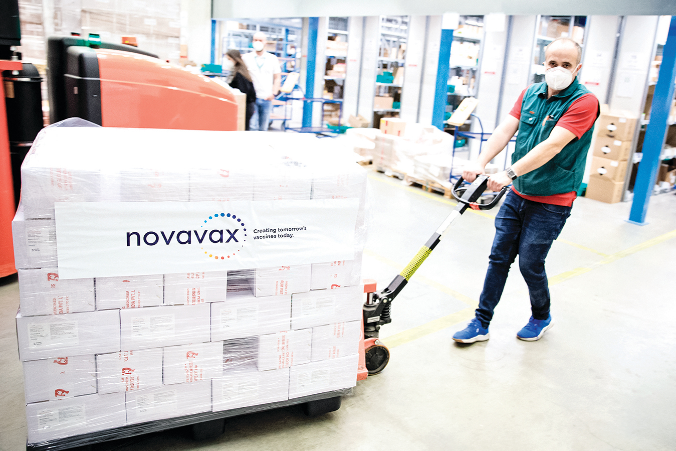 2022年2月24日，美國諾瓦瓦克斯（Novavax）公司的「Nuvaxovid」COVID疫苗運抵奧地利的哈根布倫市的一個倉庫後，一名男子拉著一個載有該疫苗的托盤。（AFP）