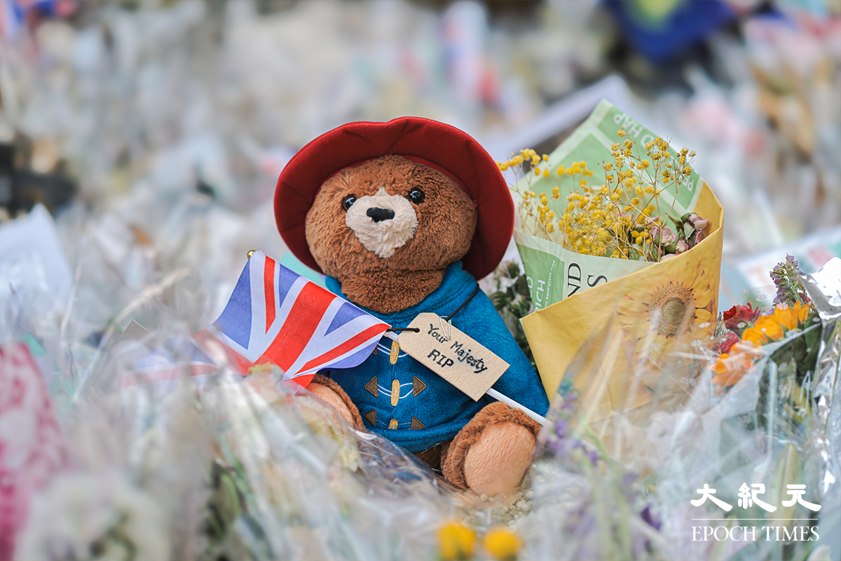 港人前往英國駐香港總領事館弔唁英女王，有民眾帶來Teddy bear。（陳仲明／大紀元）
