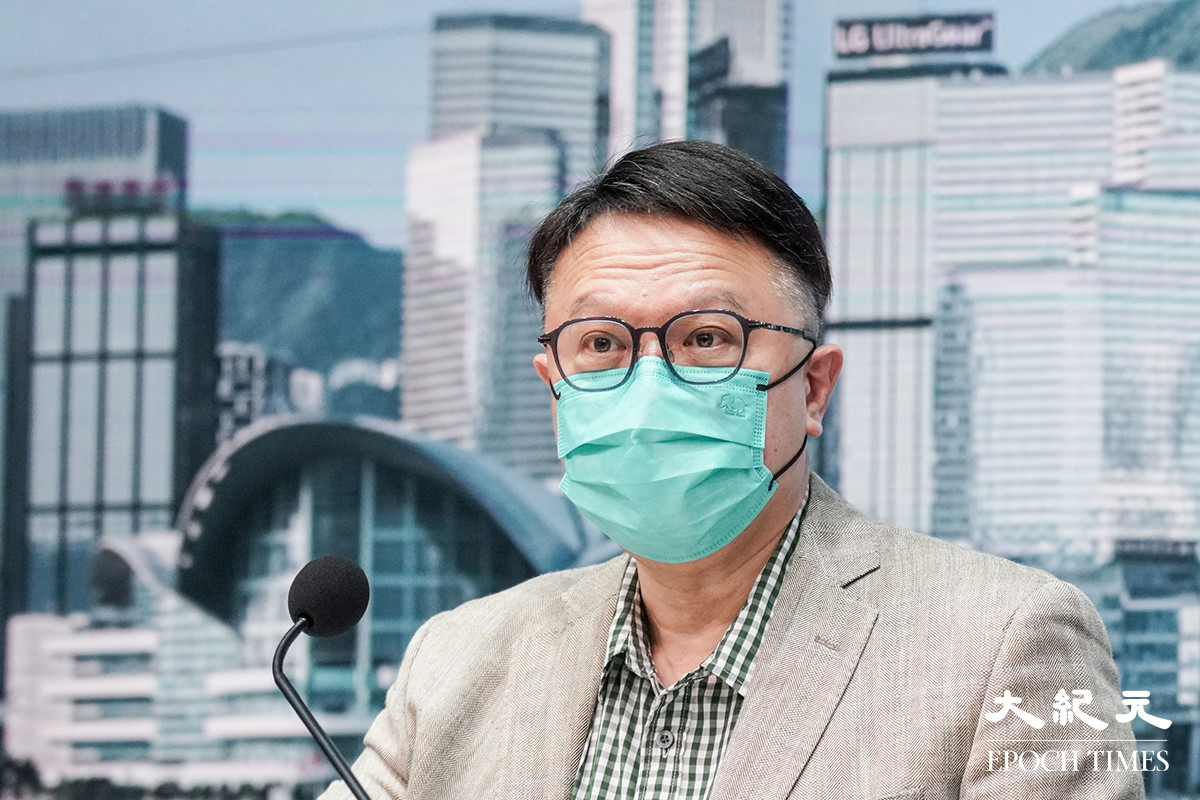 政府專家顧問許樹昌今日（18日）在一個電視節目表示，若疫情繼續向下和醫療系統能負荷，政府可考慮放寬入境檢疫措施。資料圖片。（余鋼 / 大紀元）