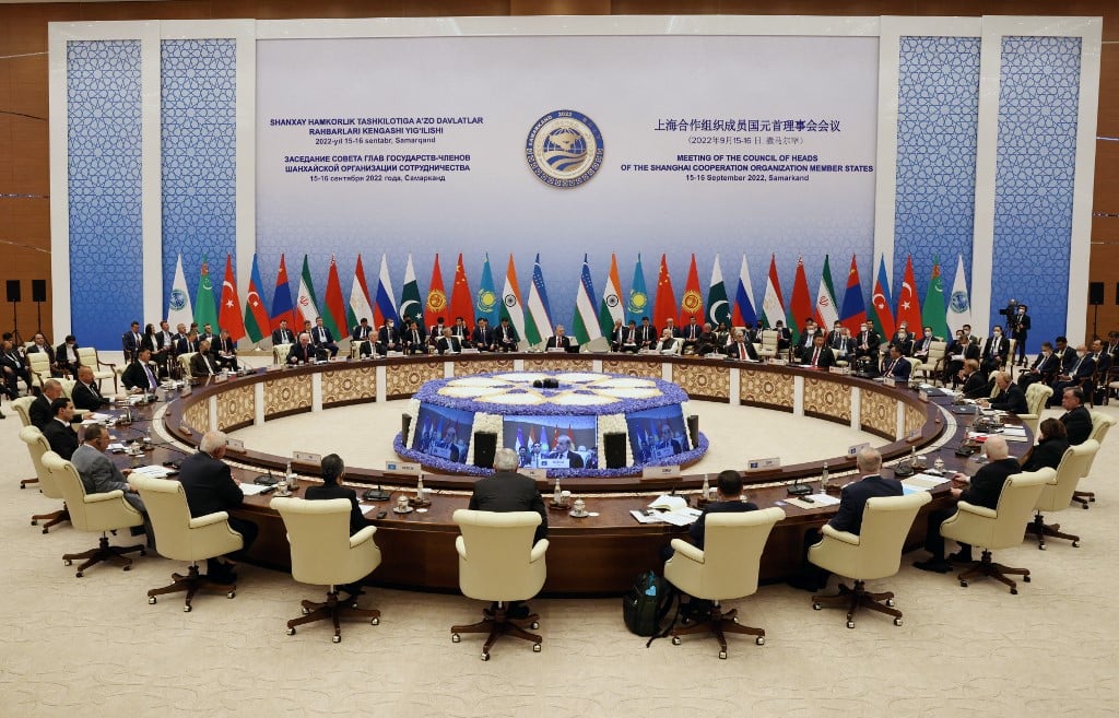 圖為2022年9月16日，與會者在烏茲別克出席上海合作組織成員國元首理事會會議。（Sergei BOBYLYOV / SPUTNIK / AFP）
