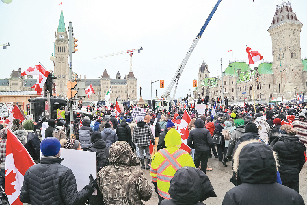 2022年2月5日和6日，數千抗議者聚集在加拿大首都國會山附近，抗議加拿大政府頒布的COVID-19 強制疫苗令。（ 任僑生/ 大紀元）