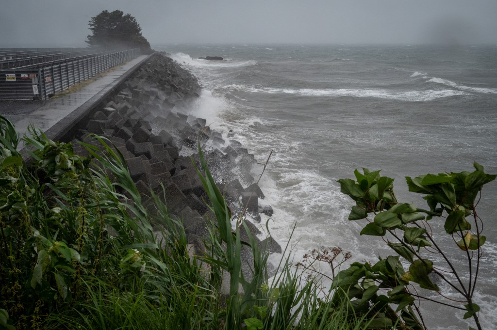 周日（9月18日）晚間，颱風南瑪都（Nanmadol）在日本九州呼嘯登陸。（YUICHI YAMAZAKI / AFP）