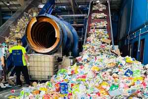港紙包飲品盒回收廠遭逼遷 獲新加坡青睞
