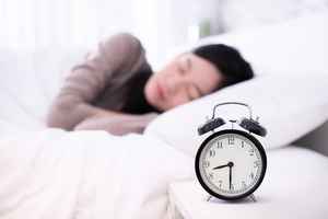 研究：成年人每日最佳睡眠時間為7小時 過長過短皆與失智有關