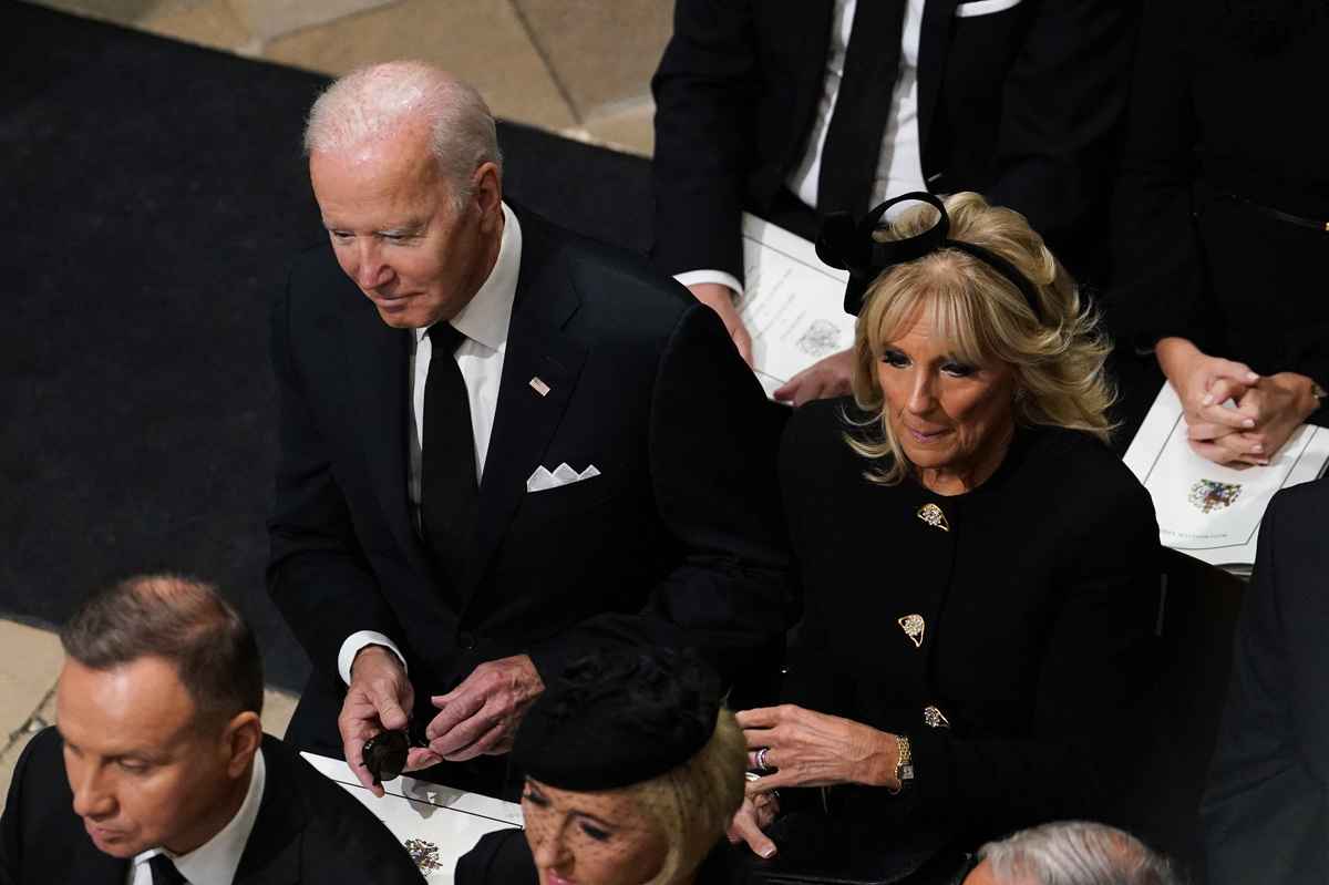 2022年9月19日，美國總統拜登（Joe Biden）和第一夫人吉爾（Jill Biden）在倫敦西敏寺就座，為英國女王伊麗莎白二世舉行國葬儀式。（Gareth Fuller / POOL / AFP） 