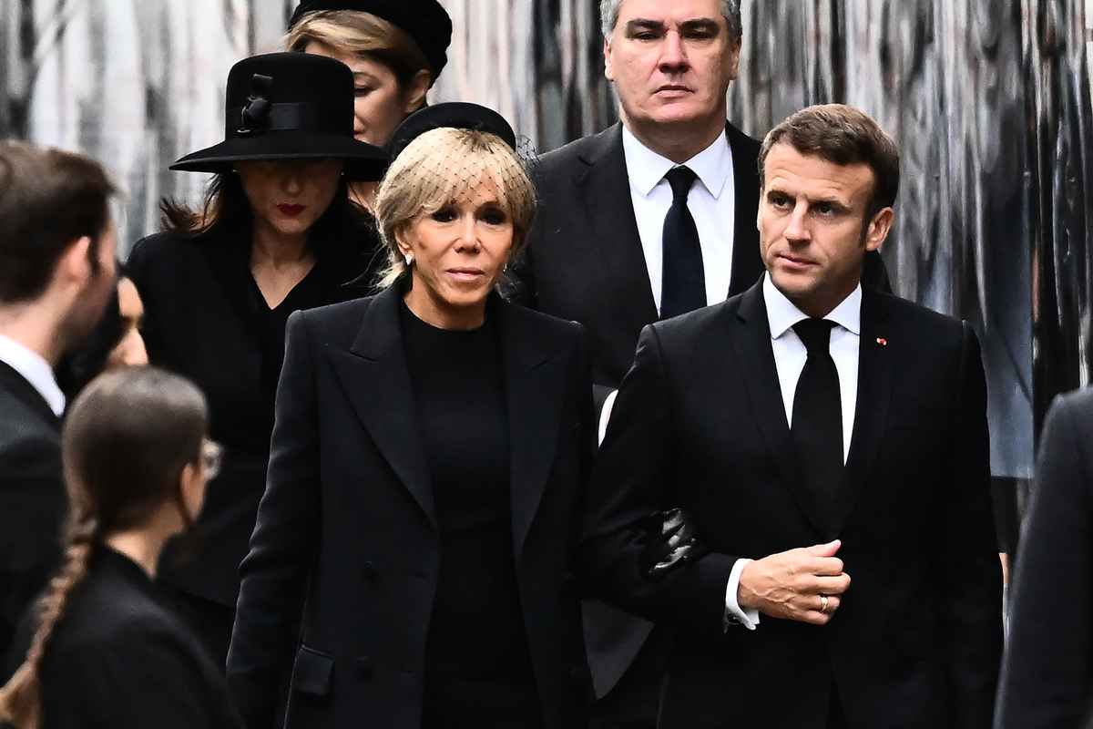 2022年9月19日，法國總統馬克龍（Emmanuel Macron）(右) 和夫人特羅尼厄（Brigitte Trogneux）抵達倫敦西敏寺，參加英女王伊麗莎白二世的國葬儀式。（MARCO BERTORELLO / AFP）