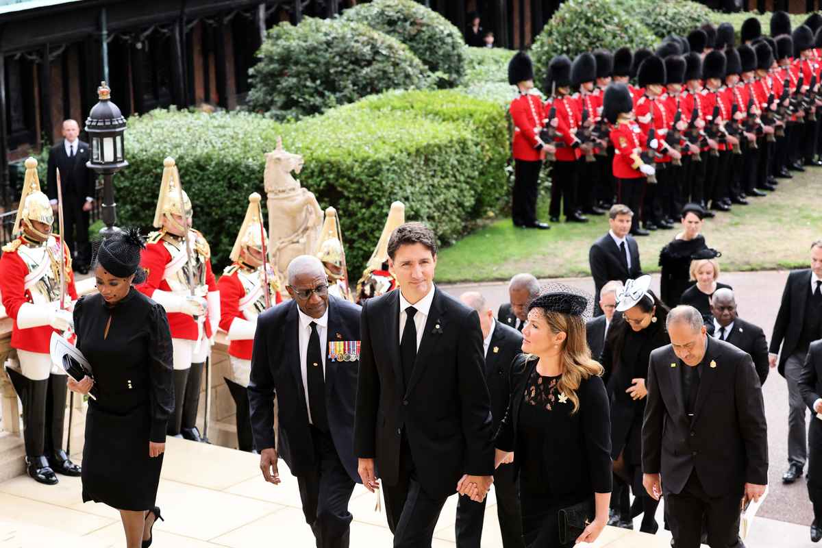 2022年9月19日，加拿大總理杜魯多（Justin Trudeau）、夫人蘇菲（Sophie Gregoire Trudeau）和其他客人抵達溫莎堡內的聖喬治禮拜堂，準備參加英女王伊麗莎白二世的國葬儀式。（Andy Commins / POOL / AFP）