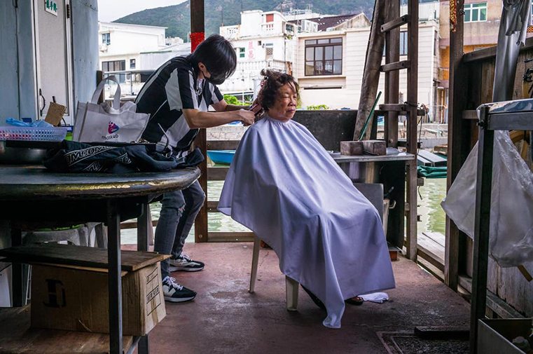 今年7月，義工理髮師到大澳為長者剪髮。（大澳非茂里Facebook）