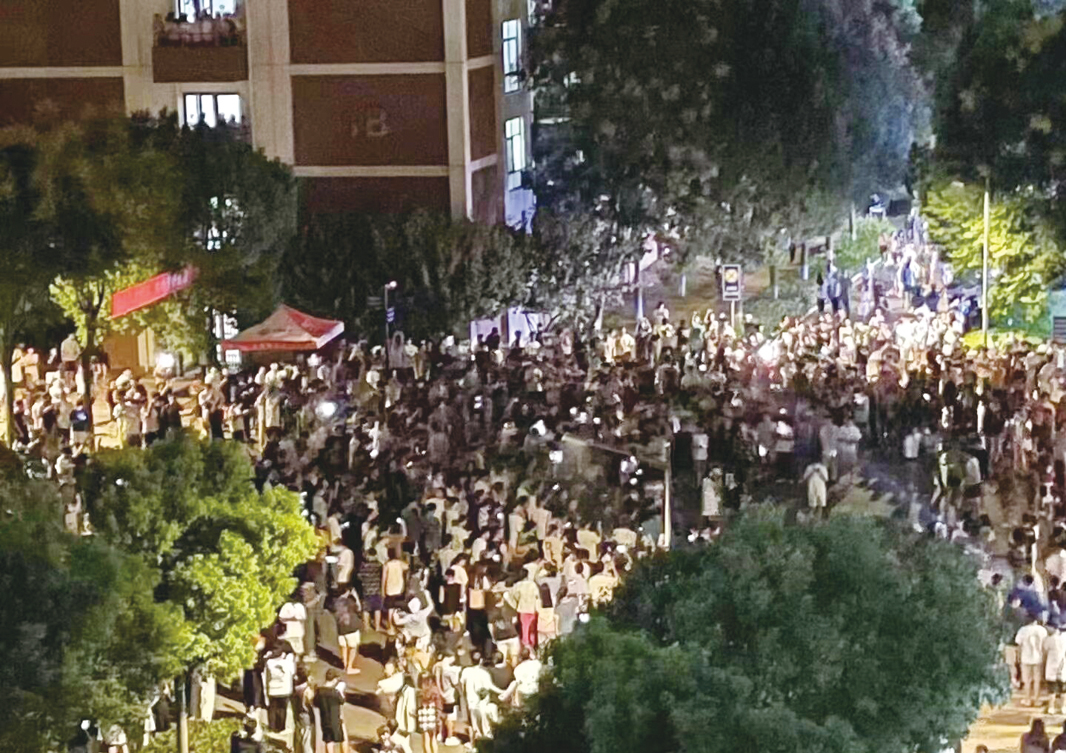 日前，武漢紡織大學外經貿學院爆發大規模學生遊行抗議活動。（網絡圖片）