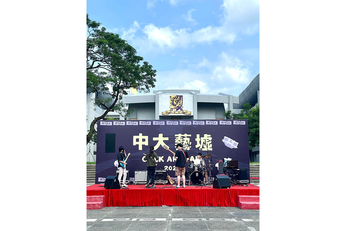 中大藝墟活動的舞台背景板因印有民主女神像圖案而被校方要求遮蓋。（CUMED Student Ambassador Team Facebook）