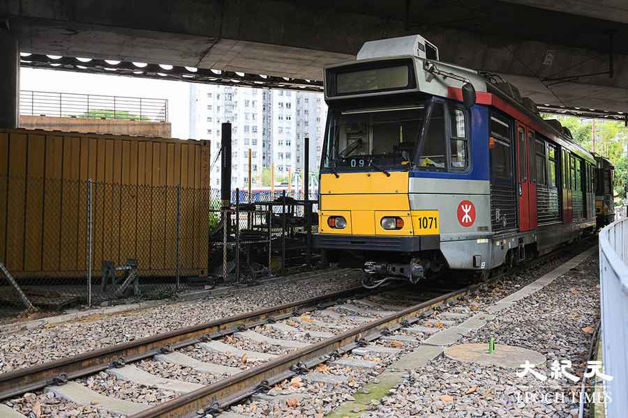 輕鐵二期日製列車陸續退役 四車卡停友愛邨待處理