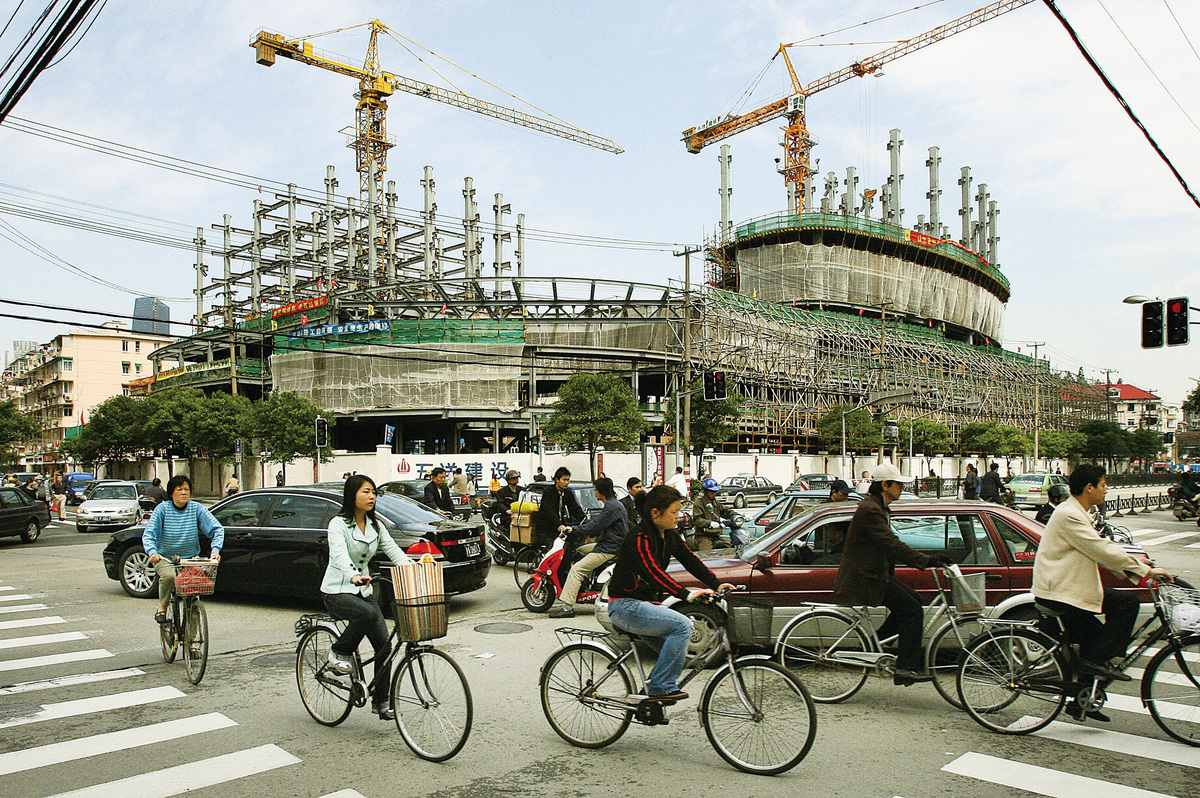 中國地方政府靠賣地，興建物業，炒高樓價來斂財、提高政績，增加GDP。圖為上海一個施工地盤。（Getty Images）