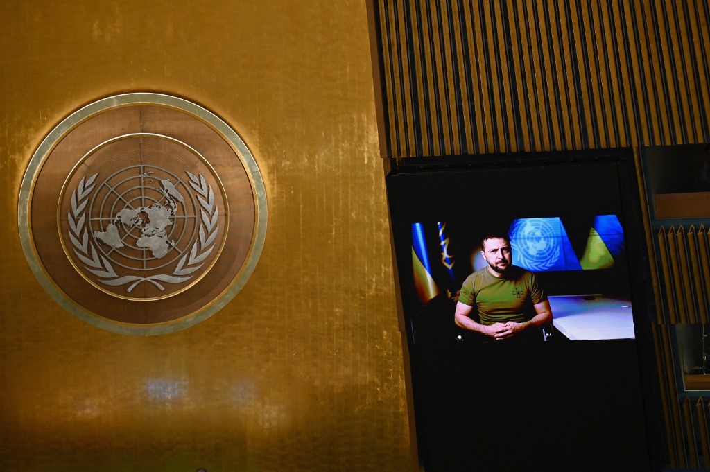烏克蘭總統澤連斯基21日透過視像聯合國大會上發言。（ANGELA WEISS / AFP）