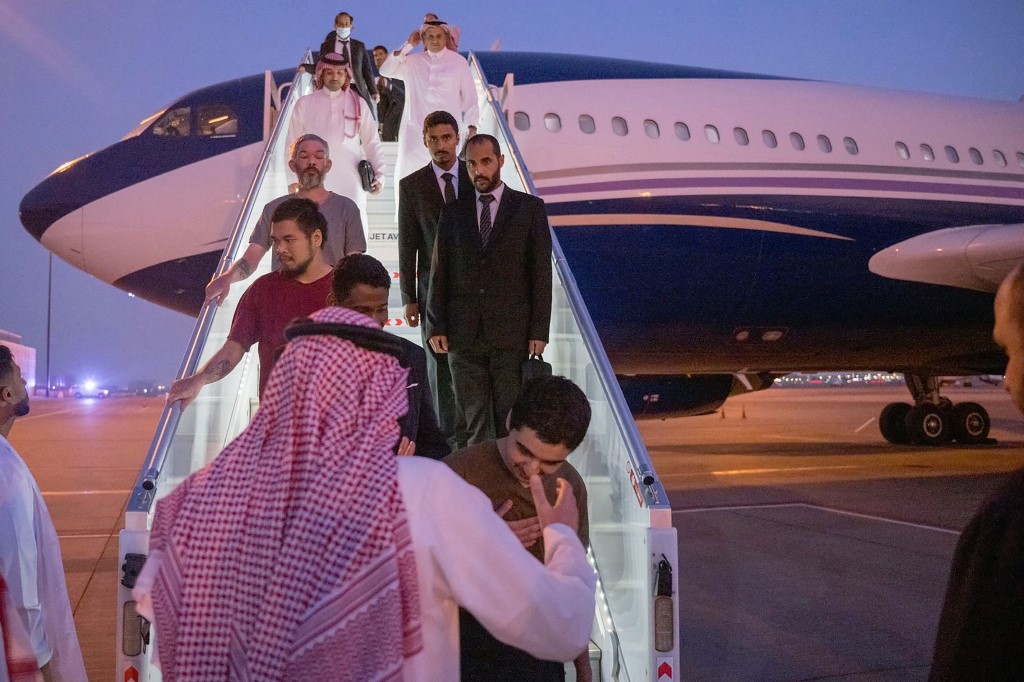 當地時間21日，俄羅斯釋放的十名戰俘抵達沙特阿拉伯。（AFP PHOTO / HO / SPA）