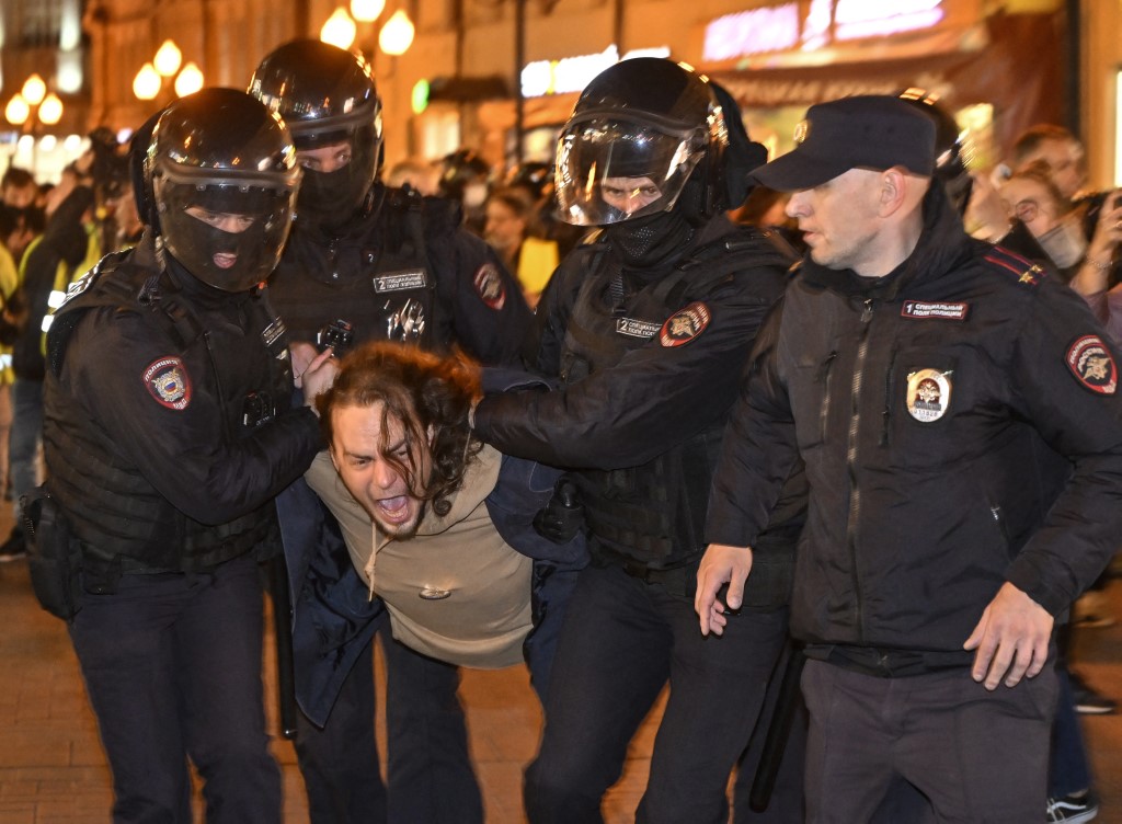昨（21日）的一天之內，俄羅斯全國共38個城市爆發反動員抗議活動，約1,335人被捕。（Alexander NEMENOV / AFP）