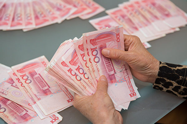 在岸人民幣（CNY）兌美元今日（22日）一度失守7.09，低見7.0954。離岸人民幣（CNH）則一度跌穿7.1水平。人民幣示意圖。（Benjamin Chasteen／大紀元）