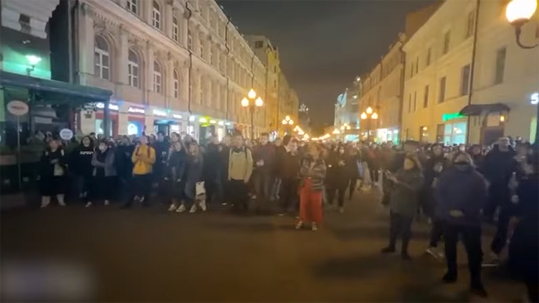 很多俄羅斯人走上街頭，抗議普京的動員令。晚上，一群人聚集在俄羅斯中心的阿爾巴特行人專用區上，高呼著「把普京送進戰壕！」（影片截圖）