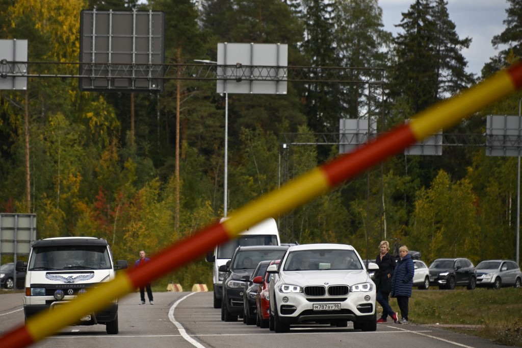22日，俄羅斯和芬蘭邊境檢查站排起了長長的車隊。（OLIVIER MORIN / AFP）