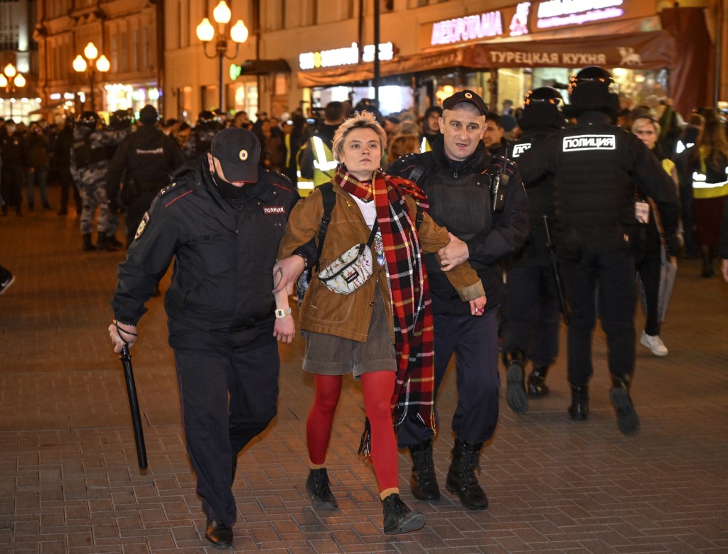 俄羅斯全國爆發反戰示威，莫斯科有婦女衝上街頭的前線向戰爭說不，其後被警察帶走。（Alexander NEMENOV / AFP）