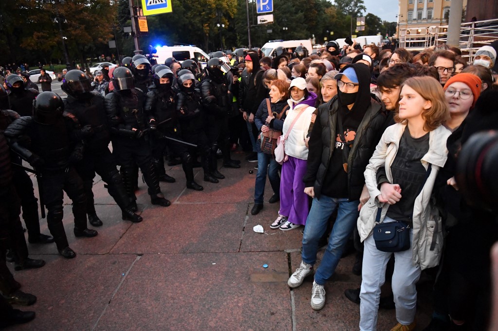 俄羅斯全國爆發反戰示威，第二大城市聖彼得堡有婦女衝上街頭的前線向戰爭說不。（OLGA MALTSEVA / AFP）