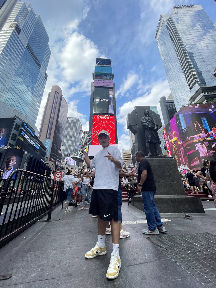 潘昊臨在美國紐約街頭，他感言今次意外地得到了一個半月的北美旅程。（受訪者提供）