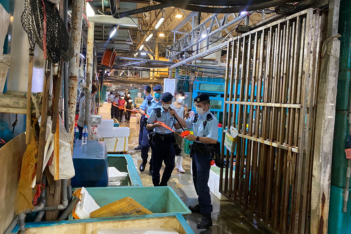警方聯同漁護署及入境處人員執法，在香港仔魚市場道一批發市場內拘捕4名大陸男子。（警方提供）
