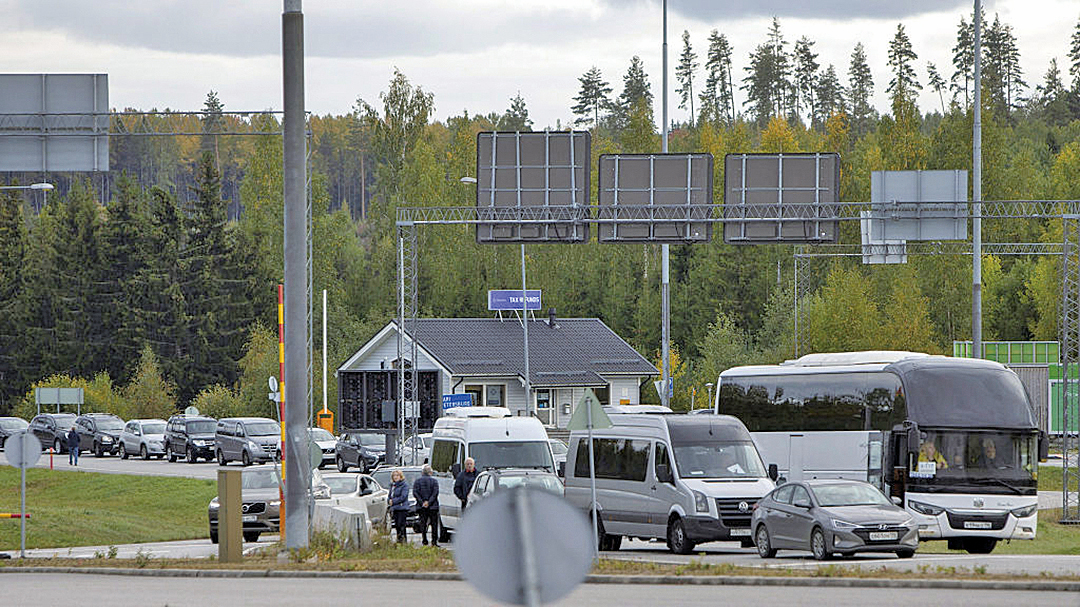 9月22日，在芬蘭拉彭蘭塔的Nuijamaa邊境檢查站，車輛排隊等待從俄羅斯到芬蘭的過境。（AFP）